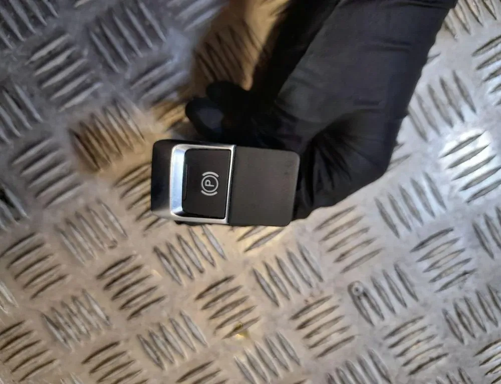 AUDI A6 C6/4F (2004-2011) Håndbremsknapp 33418394