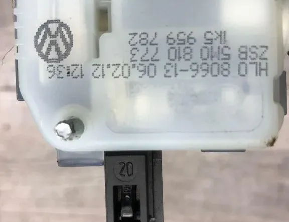 VOLKSWAGEN Golf Plus 2 generation (2009-2014) Drivstofftankdeksellås 5M0810773 34983021