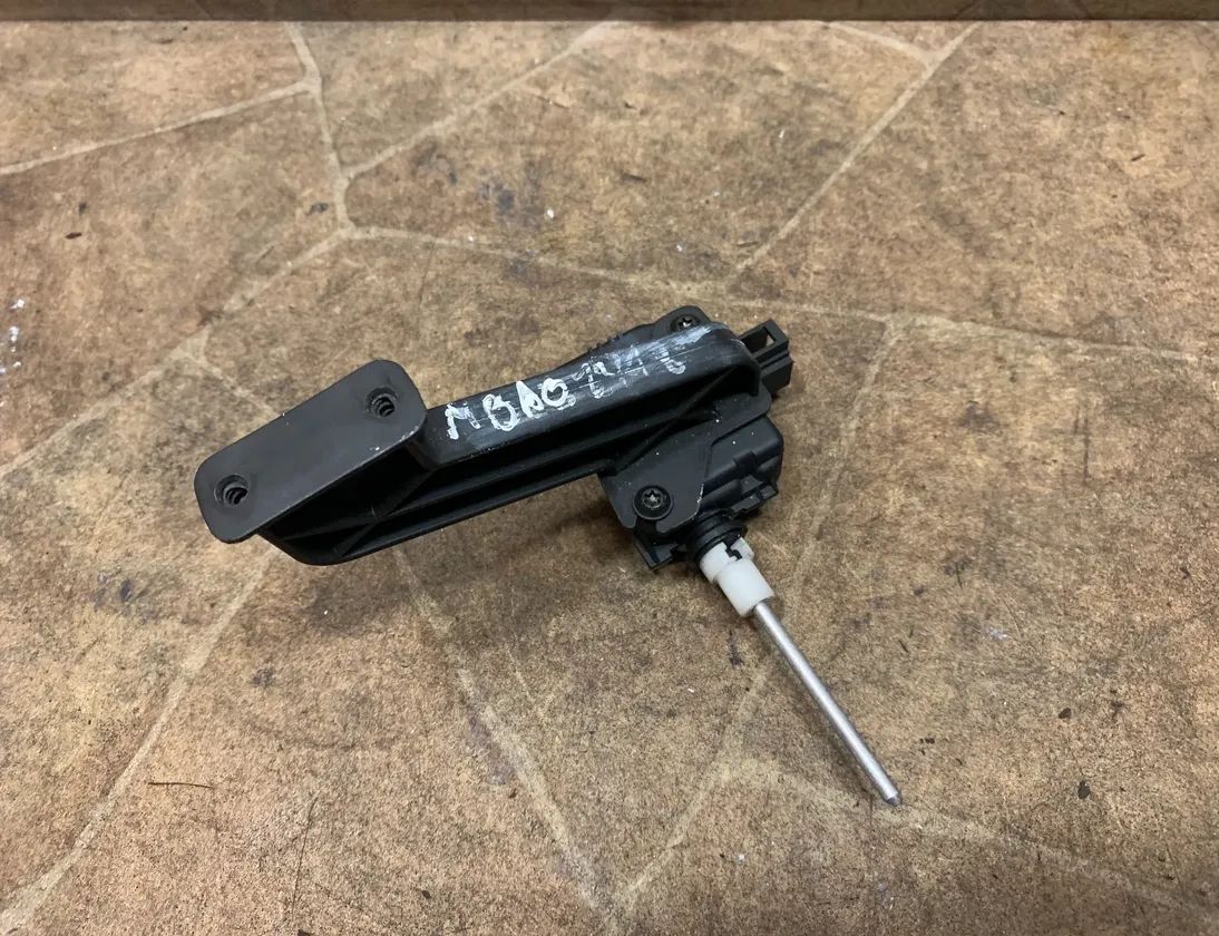 MERCEDES-BENZ C-Class W203/S203/CL203 (2000-2008) Drivstofftankdeksellås A2038201997 34967462