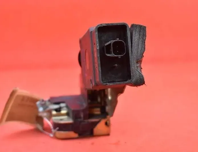 VOLVO V40 1 generation (1996-2004) Dørlås foran høyre VOLVO 22101116