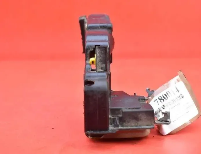 VOLVO V40 1 generation (1996-2004) Dørlås foran høyre VOLVO 22101116