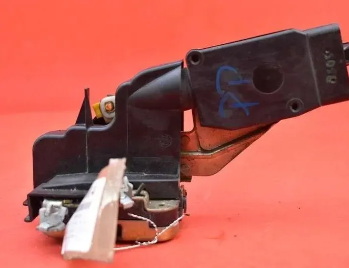 VOLVO V40 1 generation (1996-2004) Dørlås foran høyre VOLVO 22101116